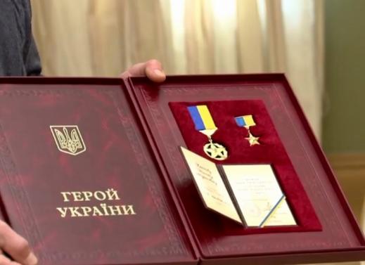 Зеленський нагородив званням Героя України 12 українських воїнів